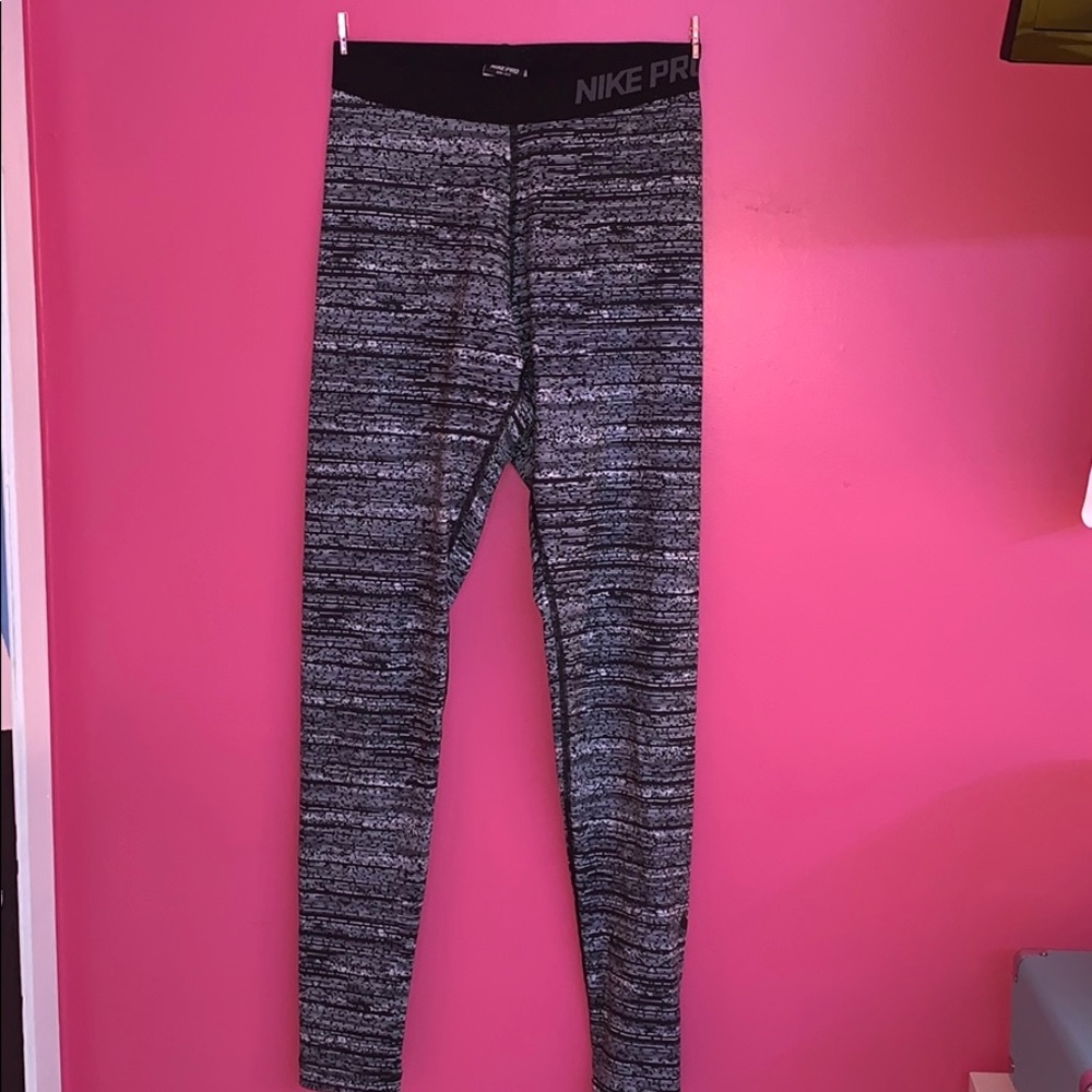 Black and White Nike Pro leggings